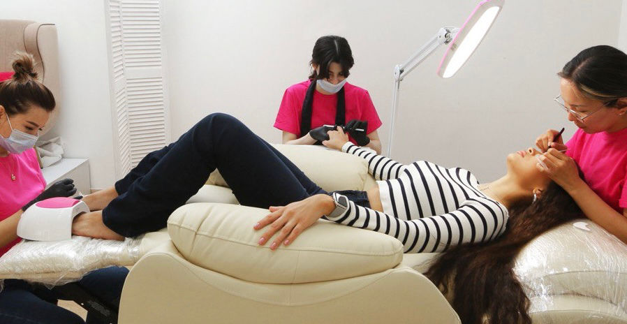 Маникюр, брови, наращивание ресниц